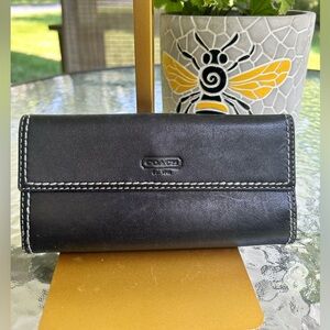 Vintage-Coach Black Y2k legacy  Leather Trifold/Turn-clock wallet.